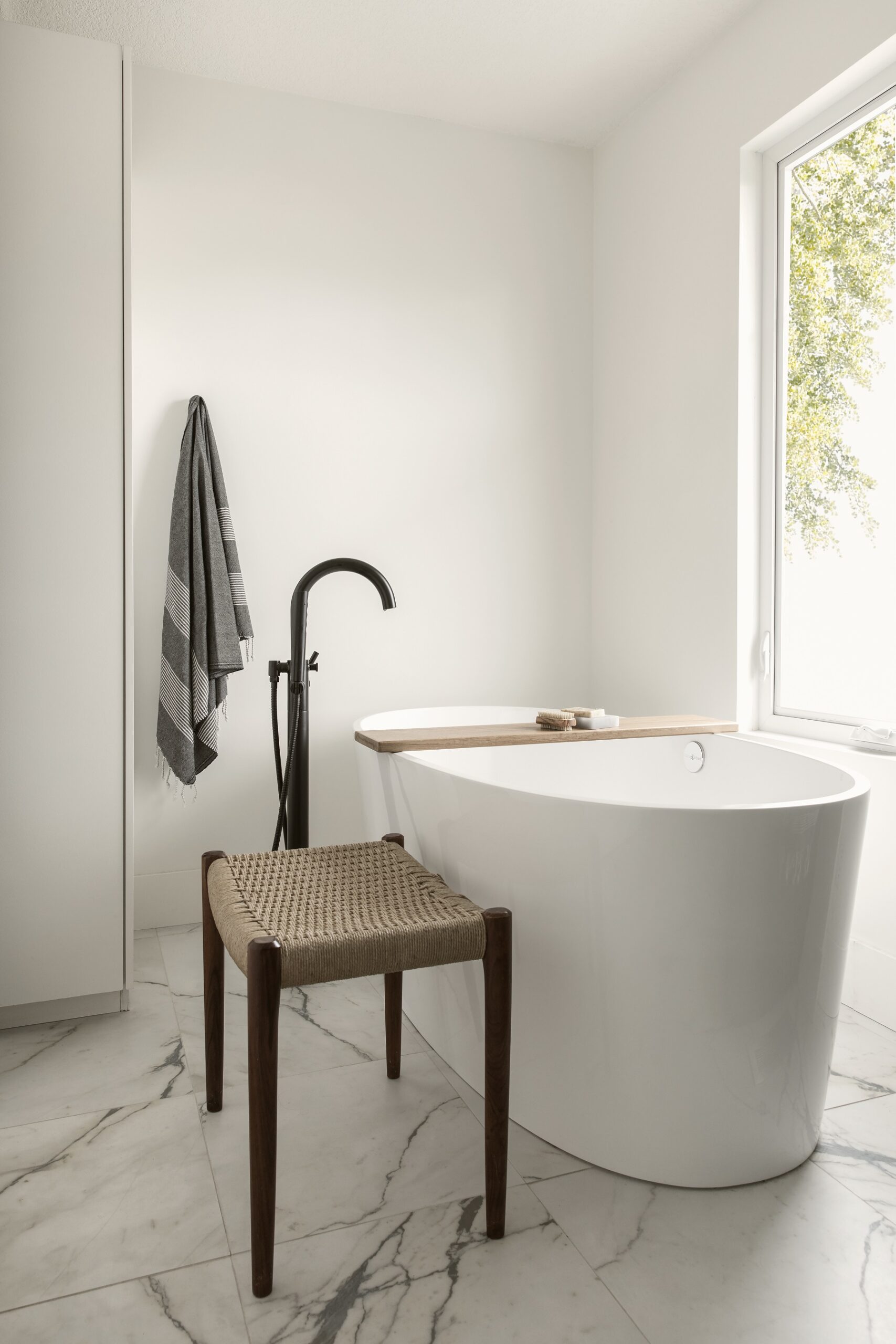 Modern home showcase bathroom with soaking tub