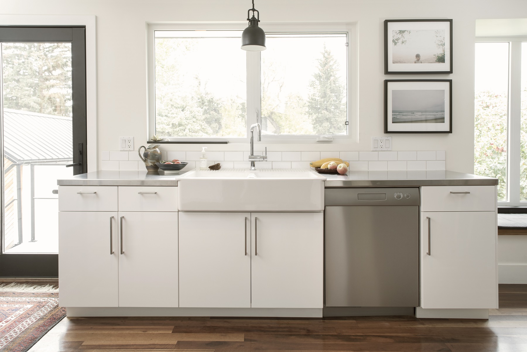White home showcase kitchen with farmhouse sink
